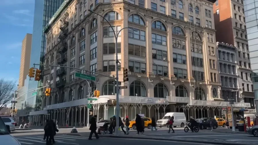 Alone in New York🗽 What I Eat Coffee Hopping Exploring Shopping Cozy Vlog NYC VLOG Ep. 1 18 21 screenshot