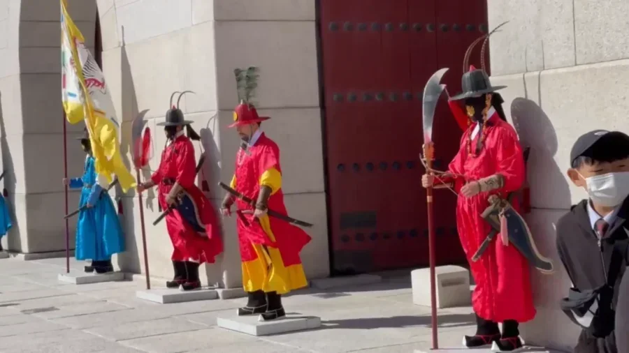 景福宮指南:訪問首爾皇家心臟的提示(交通、入場及住宿) 13 We Visited Seouls INCREDIBLE Palace Gyeongbokgung 경복궁 Tour Guide 2 39 screenshot