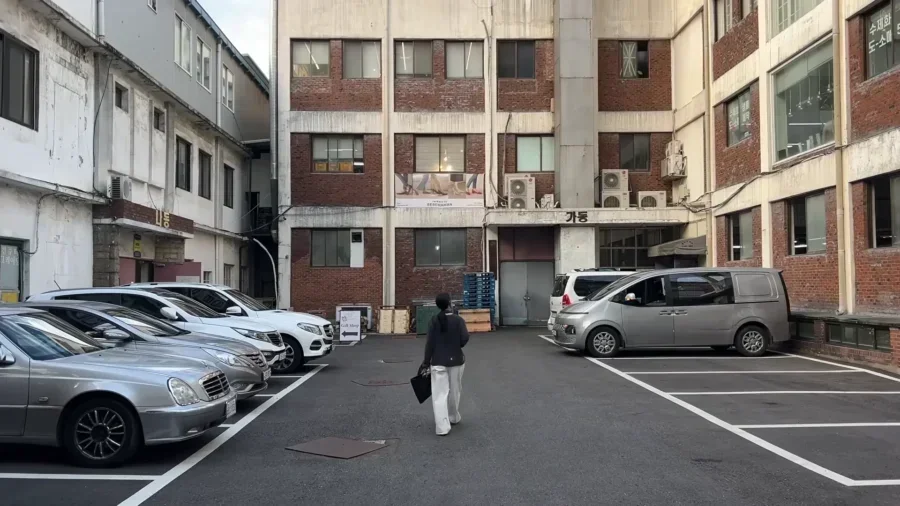 성수동 한바퀴 연무장길과 서울숲 신상 편집샵과 카페 젠틀 몬스터 신사옥 하우스 노웨어 챔프커피 피자 슬라이스 마일스톤 커피 내러티브 오브젝트 2 45 screenshot